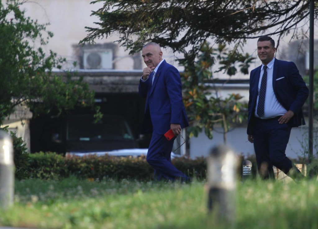 Qesharak deri në dhimbje! Ilir Meta në hall të madh: Sot në 5 të mëngjezit  shkon në zyrë si i përpiktë… për të pritur Ramën (Video)