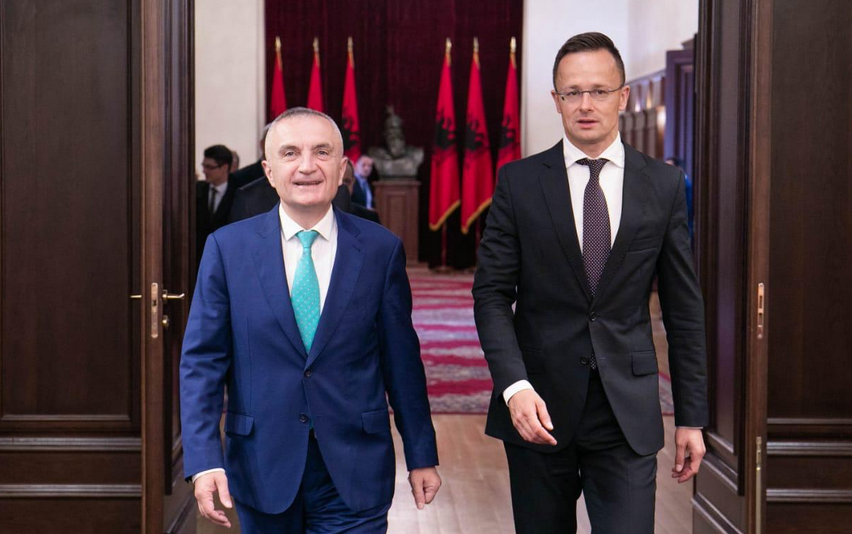 Meta flet për “armiq të jashtëm” me ministrin e jashtëm hungarez duke menduar se po flet me anti-europianin Orban