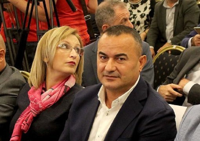 Merret nën hetim kryebashkiaku i PD-së në Mallakastër, i dha një kontratë të majme kompanisë së vëllait të tij Merret nën hetim kryebashkiaku i PD-së në Mallakastër, i dha një kontratë të majme kompanisë së vëllait të tij