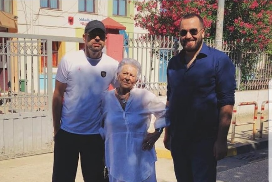 Fotolajm/ Greg Rama poston foton me Anetën dhe Olsin: Ne votuam Fotolajm/ Greg Rama poston foton me Anetën dhe Olsin: Ne votuam