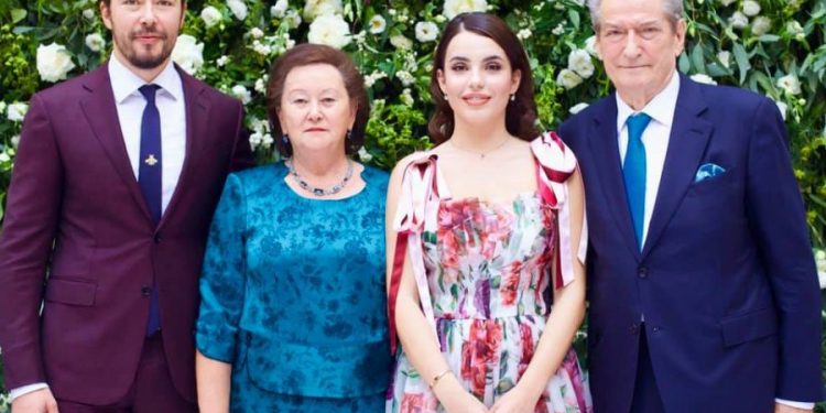 FOTO/ Nusja e Berishës shihet me p.ranga nëpër duar, çfarë po ndodh me të FOTO/ Nusja e Berishës shihet me p.ranga nëpër duar, çfarë po ndodh me të