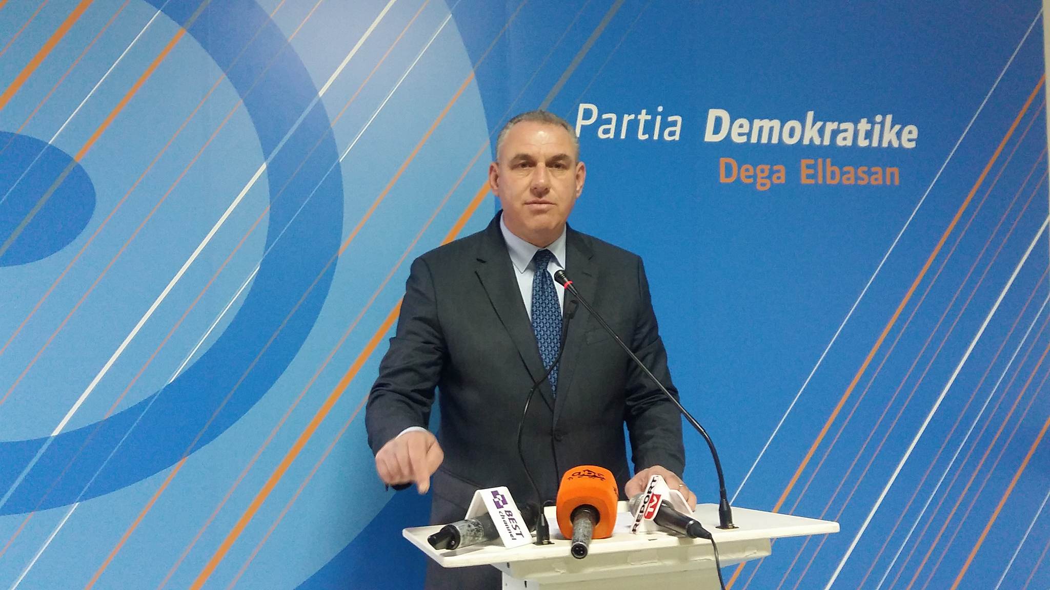 “Do ketë l.ufte civile, do ketë vëllav.rasje! S’ka b.urg që mund të na ndalojë”… shoqërohet një tjetër “trim” nga radhët e PD-së “Do ketë l.ufte civile, do ketë vëllav.rasje! S’ka b.urg që mund të na ndalojë”… shoqërohet një tjetër “trim” nga radhët e PD-së