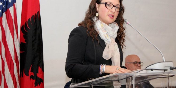 Zv.ambasadorja e SHBA i lë Metës dosjen në tavolinë, presidenti anuloi konferencën për mediat Zv.ambasadorja e SHBA i lë Metës dosjen në tavolinë, presidenti anuloi konferencën për mediat