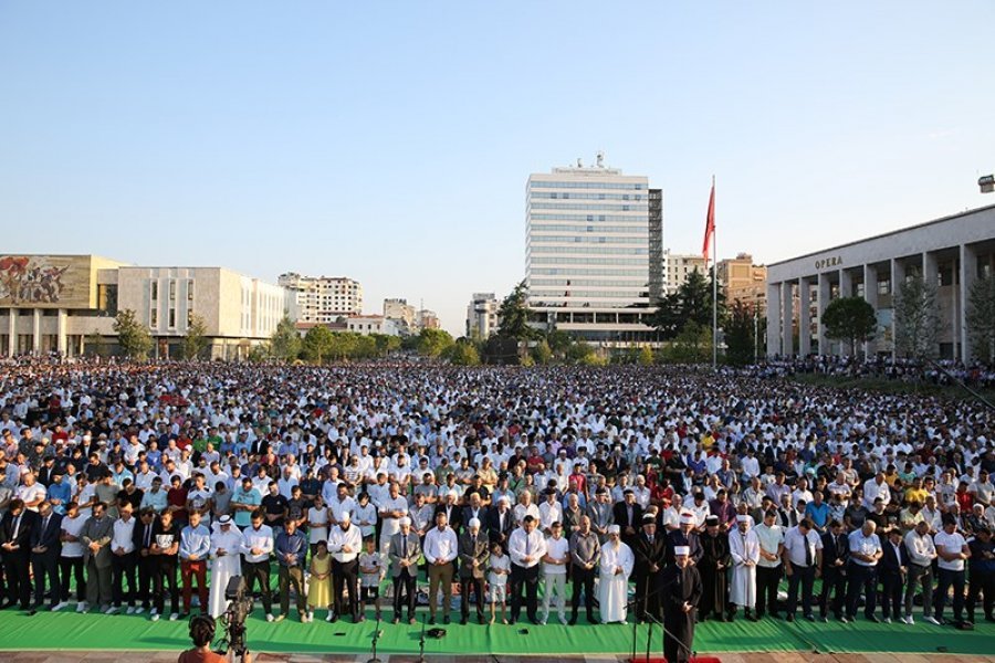 Besimtarët kremtojnë festën e Fiter Bajramit, mesazhi i kreut të Komunitetit Mysliman për vendin do ju surprizojë