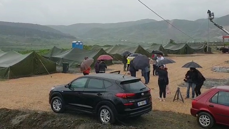 Kushtet mizerje… banorët e prekur nga tërmeti në Korçë sherr me prefektin Kushtet mizerje… banorët e prekur nga tërmeti në Korçë sherr me prefektin