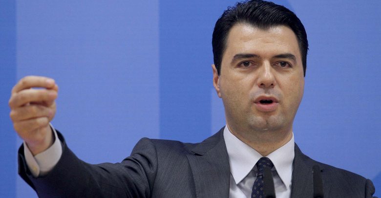 Gazetari godet rëndë Lulzim Bashën: “Dje i dorëzove në tavolinë”, na thuaj pak si do shkosh në …?!