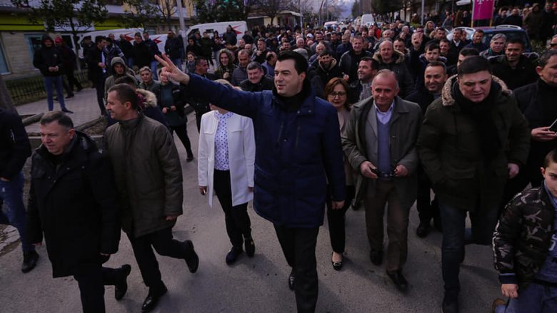 Tallen mbarë qytetarët! Agjërimi për idiotin Lulzi si ditë zie: “Një minutë heshtje për vëllezërit dhe motrat tona në agjërim”?! Tallen mbarë qytetarët! Agjërimi për idiotin Lulzi si ditë zie: “Një minutë heshtje për vëllezërit dhe motrat tona në agjërim”?!