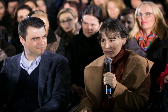 Aurela nuk i ndahet Bashës! Nga se e ruan që rri tërë ditën në selinë e PD-së?! Aurela nuk i ndahet Bashës! Nga se e ruan që rri tërë ditën në selinë e PD-së?!