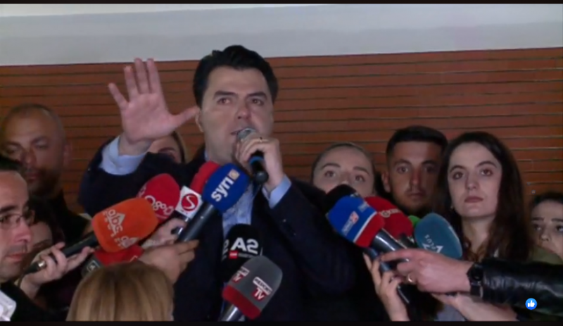 Basha “shtyn rrëzimin” e Ramës javën tjetër dhe kërcënon: Largohu ose në protestën e ardhshme fjalën do ta ketë vetëm sovrani! Basha “shtyn rrëzimin” e Ramës javën tjetër dhe kërcënon: Largohu ose në protestën e ardhshme fjalën do ta ketë vetëm sovrani!