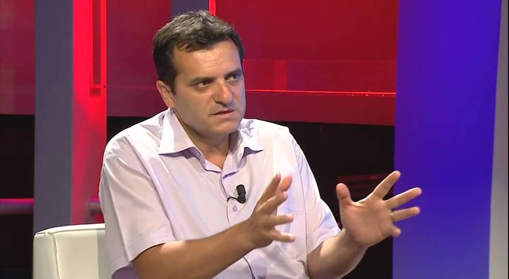 Sahanlëpirësi i PD-së që e mban veten për gazetar Basir Çollaku: Rama duhet v.rarë! Ai e do në lulë të ballit