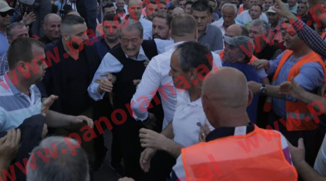 FOTOLAJM/ A do kishte shpëtuar… Sali Berisha pëson goditje, ndihet keq gjatë protestës?! FOTOLAJM/ A do kishte shpëtuar… Sali Berisha pëson goditje, ndihet keq gjatë protestës?!