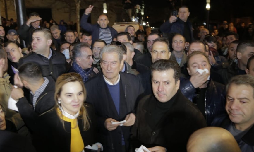 Fatmir Mediu nga “prehëri” i PD do na bëjë të pasur: Do ndryshojmë Shqipërinë! Koalicioni ynë ka në fokus…ekonominë Fatmir Mediu nga “prehëri” i PD do na bëjë të pasur: Do ndryshojmë Shqipërinë! Koalicioni ynë ka në fokus…ekonominë