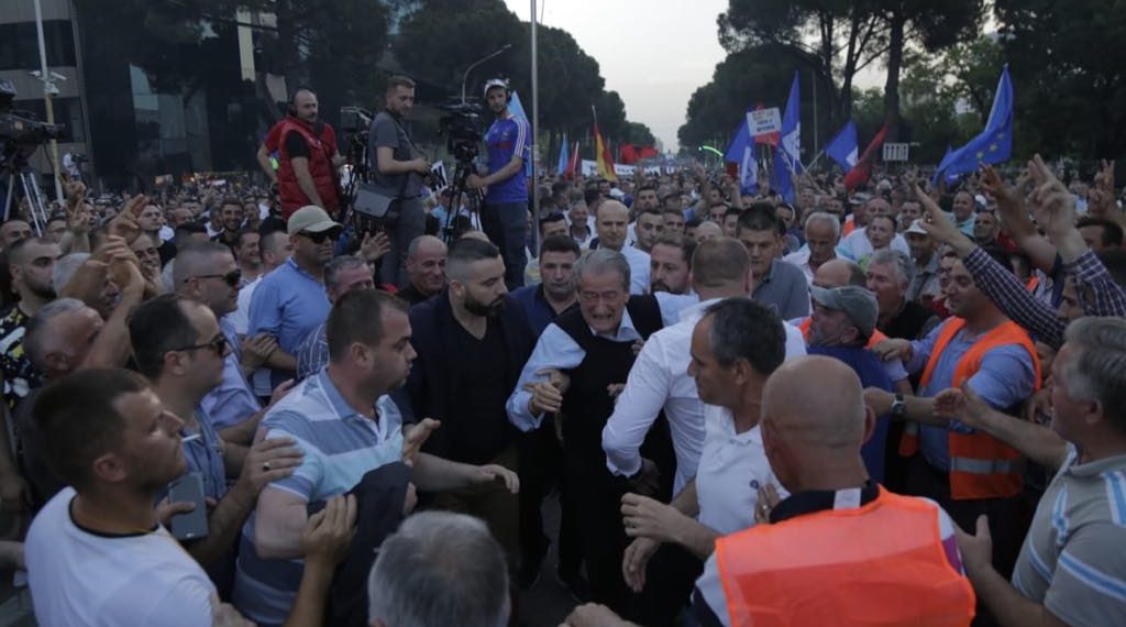 Rama deklaratë nga Divjaka: Ata që e shkaktuan ’97-ën, sot i gënjen mendja se mund të tundin fantazmat e ’97-ës Rama deklaratë nga Divjaka: Ata që e shkaktuan ’97-ën, sot i gënjen mendja se mund të tundin fantazmat e ’97-ës