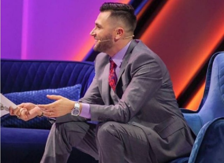 Bes Kallaku rrëfen historinë e padëgjuar: “Flija në karrige…” Bes Kallaku rrëfen historinë e padëgjuar: “Flija në karrige…”