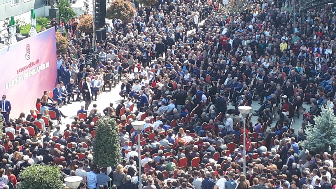 “Lularët” në Librazhd qëllojnë eskortën e kryeministrit! Rama: Ju tufë mjeranësh me kapsolla do përgjigjen, për pengim të zgjedhjeve 1-5 vite burg i’u presin! (Foto) “Lularët” në Librazhd qëllojnë eskortën e kryeministrit! Rama: Ju tufë mjeranësh me kapsolla do përgjigjen, për pengim të zgjedhjeve 1-5 vite burg i’u presin! (Foto)