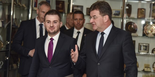 D.huna në protestën e opozitës, kreu i OSBE “shuplakë” Bashës e Kryemadhit: Jeni bërë të mërzitshëm, po pengoni zhvillimin! D.huna në protestën e opozitës, kreu i OSBE “shuplakë” Bashës e Kryemadhit: Jeni bërë të mërzitshëm, po pengoni zhvillimin!