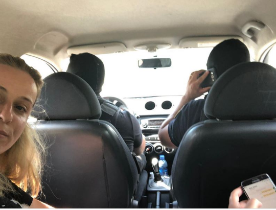 Ish-deputetja e PD shoqërohet nga 2 persona të maskuar?! Ku po shkojnë dhe çfarë janë këto “maska” (Foto)