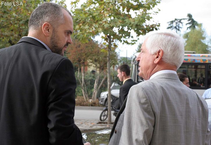 Neritan Ceka bëhet qesharak kur i kujtojnë Ramën… e kapin paranojat: I putha dorën Monikës kur gjuajti Ramën me çizme!