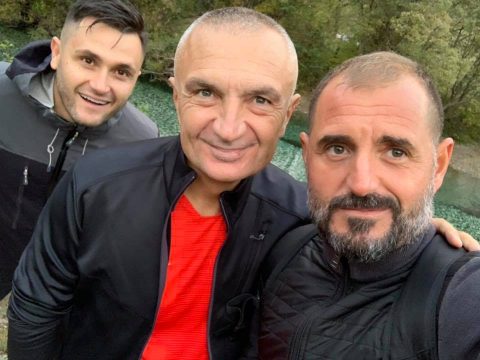 Rama ironizon veprimet politike të Metës: Iliri mund të bëjë dhe një dekret për… t’i “shpallur luftë” Amerikës Rama ironizon veprimet politike të Metës: Iliri mund të bëjë dhe një dekret për… t’i “shpallur luftë” Amerikës