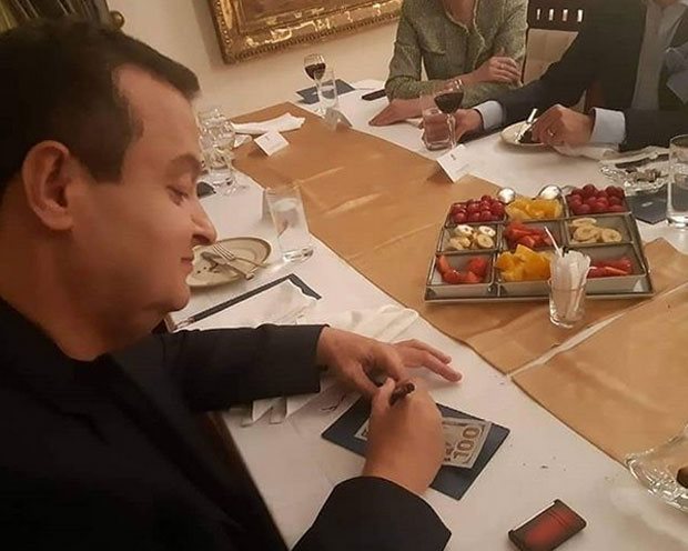 Daçiç provokon kosovarët, shkruan “Kosova është Serbi” në kartëmonedhën 100 dollarëshe Daçiç provokon kosovarët, shkruan “Kosova është Serbi” në kartëmonedhën 100 dollarëshe