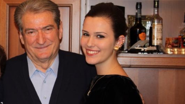 Sali Berishës ia shohin sherrin edhe nipërit e mbesat, supermbesës Desara i refuzojnë vizën amerikane Sali Berishës ia shohin sherrin edhe nipërit e mbesat, supermbesës Desara i refuzojnë vizën amerikane