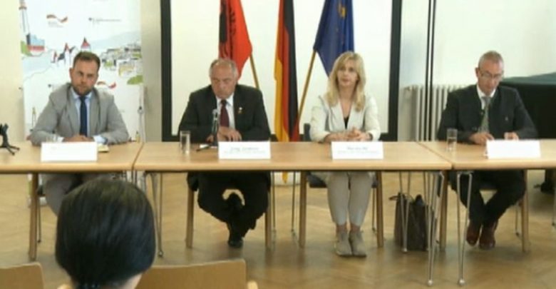 Gjermania rrëzon Metën dhe opozitën e rrugës: Zgjedhjet me 30 qershor sipas Kushtetutës, e keni kthyer në sport bojkotin e institucioneve, nuk fitohet me tymuese! Gjermania rrëzon Metën dhe opozitën e rrugës: Zgjedhjet me 30 qershor sipas Kushtetutës, e keni kthyer në sport bojkotin e institucioneve, nuk fitohet me tymuese!