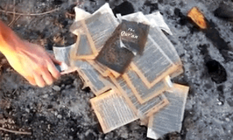 “Europa është e jona”, grupi i ekstremit të djathtë djegin librin e shenjtë në protestë të mbajties së darkës së iftarit “Europa është e jona”, grupi i ekstremit të djathtë djegin librin e shenjtë në protestë të mbajties së darkës së iftarit