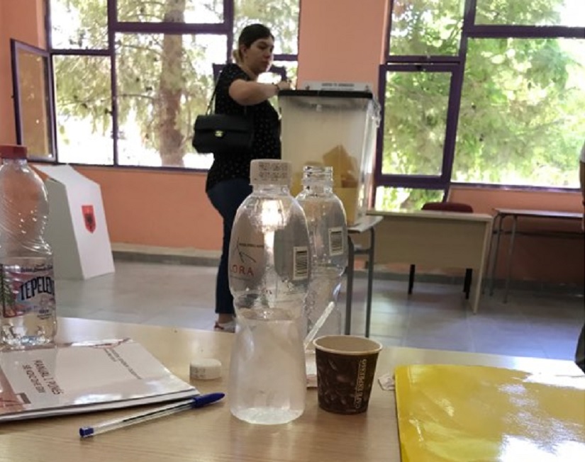 Deputetja e opozitës “tradhëton” kolegët, shkon të votojë