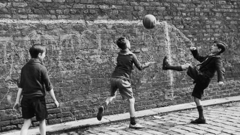 Ne fëmijtë e djeshëm dhe këta fëmijët e sotëm të …celularit! Ne fëmijtë e djeshëm dhe këta fëmijët e sotëm të …celularit!