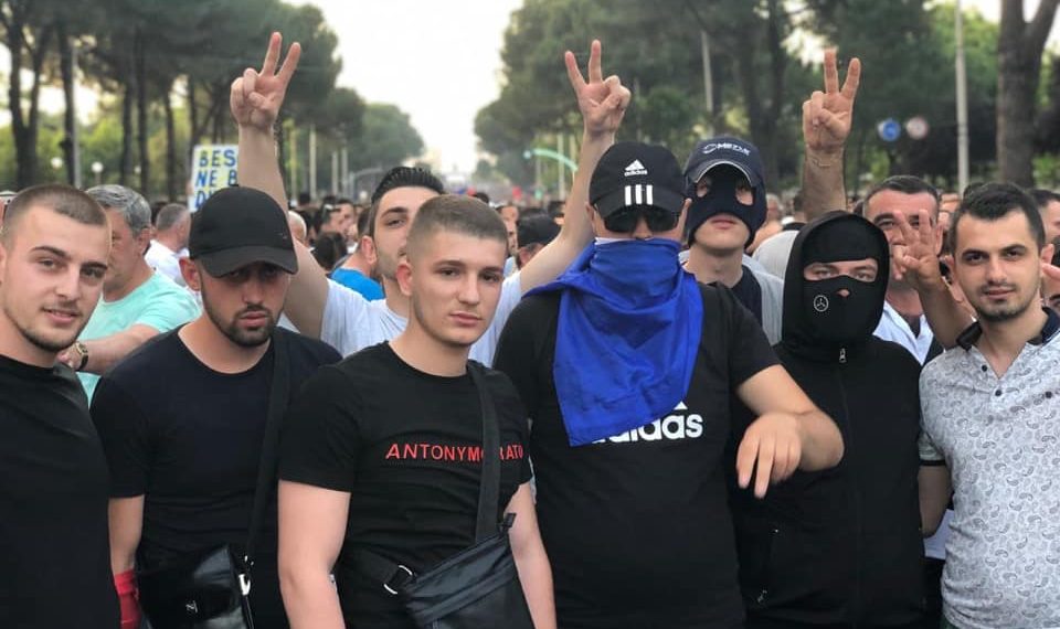 Basha i friksuar nga marrja me dhunë në prokurori thërret Lularët që ta ruajnë në oborrin e SHQUP-it Basha i friksuar nga marrja me dhunë në prokurori thërret Lularët që ta ruajnë në oborrin e SHQUP-it