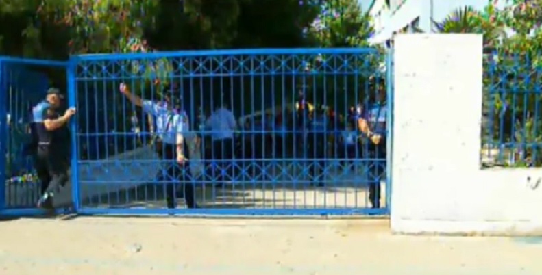 Pasi dogjën shkollën 102 vjeçare në Shkodër, huliganët e Xhelalit tentojnë të shqyejnë derën e shkollës në Kamëz Pasi dogjën shkollën 102 vjeçare në Shkodër, huliganët e Xhelalit tentojnë të shqyejnë derën e shkollës në Kamëz