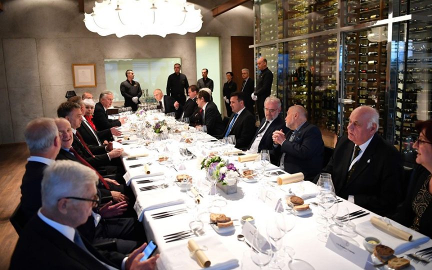 Ish-presidentët dhe kryeministrat e rajonit i bëjnë thirrje BE-së të caktojë datën për hapjen e negociatave për Maqedoninë Veriore dhe Shqipërinë. Mungojnë Berisha e Ivanov Ish-presidentët dhe kryeministrat e rajonit i bëjnë thirrje BE-së të caktojë datën për hapjen e negociatave për Maqedoninë Veriore dhe Shqipërinë. Mungojnë Berisha e Ivanov