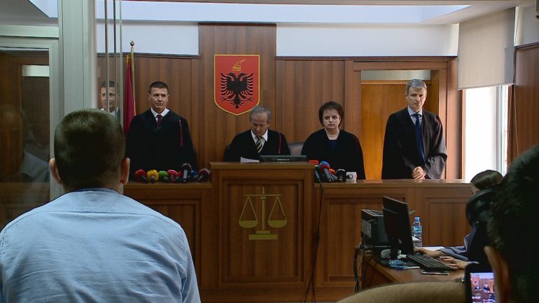 Dy standardet e PD-së/ 5 anëtarët e Kolegjit i zgjodhi Nishani, njëri i dha Bashës bashkinë në 2011 Dy standardet e PD-së/ 5 anëtarët e Kolegjit i zgjodhi Nishani, njëri i dha Bashës bashkinë në 2011