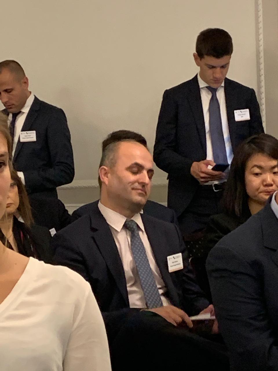 FOTO/ Në Tiranë proteston kundër Ramës, në Londër shfaqet krah të tij