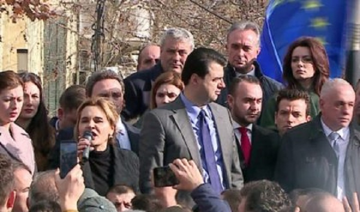 Sfidat reale të sezonit të ri politik në Shqipëri: Ose ikën Edi Rama, ose shkrihet opozita Sfidat reale të sezonit të ri politik në Shqipëri: Ose ikën Edi Rama, ose shkrihet opozita