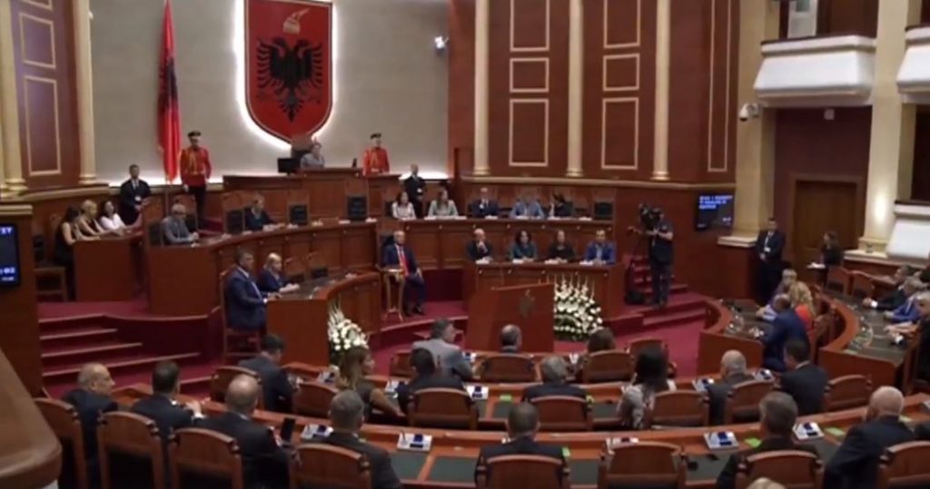 Pyetjet idiote të kazanit: A do e shpërndajë presidenti i “këmborave” parlamentin e sovranit?!