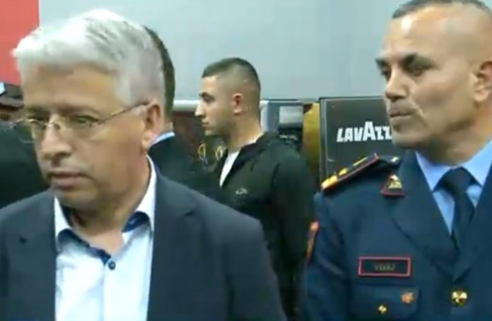 Dalin pamjet e rënda të përplasjes së Lleshajt me ish-deputetin e PD, ministri shpërthen në sharje: I pafytyrë, legen… (VIDEO) Dalin pamjet e rënda të përplasjes së Lleshajt me ish-deputetin e PD, ministri shpërthen në sharje: I pafytyrë, legen… (VIDEO)