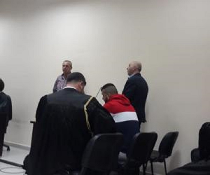 Inskenoi a.tentatin si nëpër filmat aksion për të marrë azil, Veliko k.ërcënon gazetarët në sallën e gjyqit: Jua tregoj unë kur të dal jashtë!