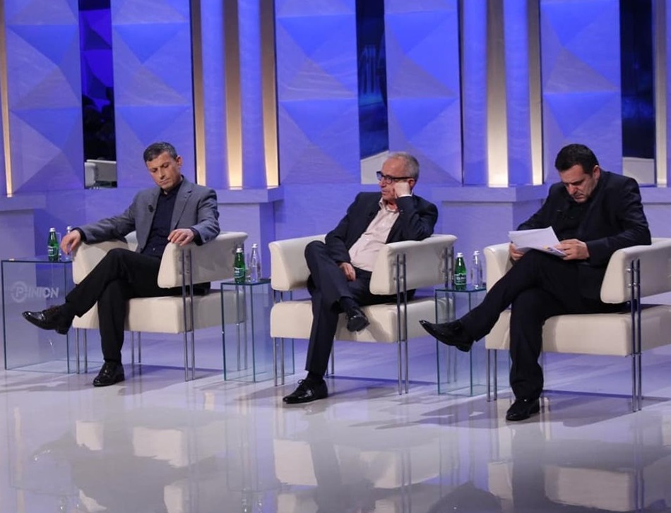 Shamizezat e PD-së, Marku dhe Basiri këpusin mufka dhe baltosin dynjanë: Bandat kanë hyrë në zyrat e Bashkive dhe kanë rrahur kryetarët Shamizezat e PD-së, Marku dhe Basiri këpusin mufka dhe baltosin dynjanë: Bandat kanë hyrë në zyrat e Bashkive dhe kanë rrahur kryetarët