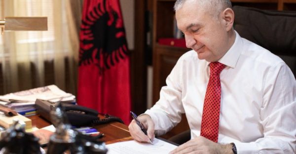 Rama po bën puç shteti, vendi drejt anarkisë! Letra skandaloze e Metës për kreun e OSBE-së Lajçak si Berisha pas 21 Janarit! Rama po bën puç shteti, vendi drejt anarkisë! Letra skandaloze e Metës për kreun e OSBE-së Lajçak si Berisha pas 21 Janarit!