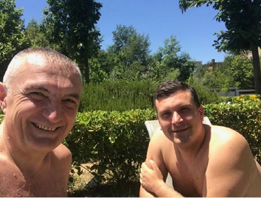 Deputetja demokrate poston foton dhe ironizion keq Ilir Metën: “Presidenti dhe shoku i tij më i mirë duke…” Deputetja demokrate poston foton dhe ironizion keq Ilir Metën: “Presidenti dhe shoku i tij më i mirë duke…”