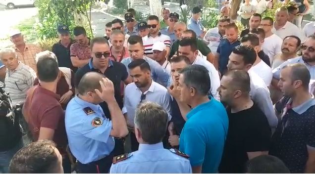 Huliganët nxisin tensione në Kavajë, ultimatum KZAZ-së: Lironi ambjentet ose…