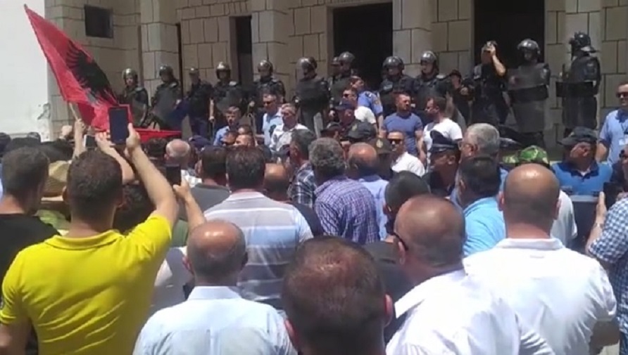 FOTOT/ I larguar nga parlamenti prej ligjit të dekriminalizimit, ish-deputeti i LSI në ballë të hulganëve të d.hunshëm në Berat