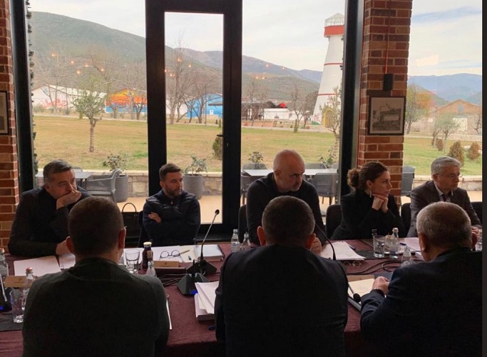 Dhurata dhe llogari bankare në Gjermani: Ministrja e Arsimit dhe Rinisë përjashton bashkëshortin nga pasuria Dhurata dhe llogari bankare në Gjermani: Ministrja e Arsimit dhe Rinisë përjashton bashkëshortin nga pasuria