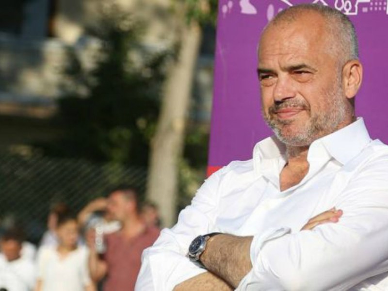 Meta e pret në takim, Rama e ironizon: Hapni vendin se do hidhem! Meta e pret në takim, Rama e ironizon: Hapni vendin se do hidhem!