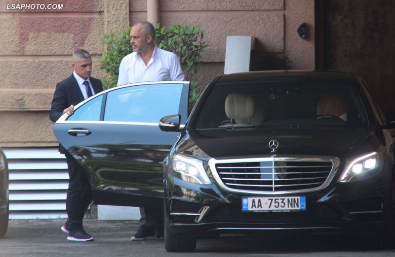 FOTOT/ Zaho i “shkatërron” makinën Ramës, ja pse ankohet kryeministri FOTOT/ Zaho i “shkatërron” makinën Ramës, ja pse ankohet kryeministri