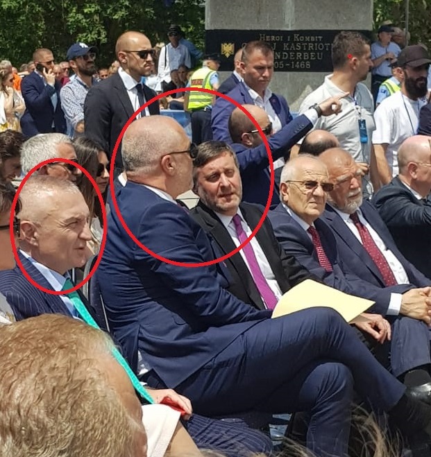 Domethënia e fotove nga ceremonia e 20-vjetorit të çlirimit të Kosovës: Bashkëshorti i Kryemadhit fillikat i vetëm, Rama krah zëvendës-ndihmësit të sekretarit amerikan të Shtetit Domethënia e fotove nga ceremonia e 20-vjetorit të çlirimit të Kosovës: Bashkëshorti i Kryemadhit fillikat i vetëm, Rama krah zëvendës-ndihmësit të sekretarit amerikan të Shtetit