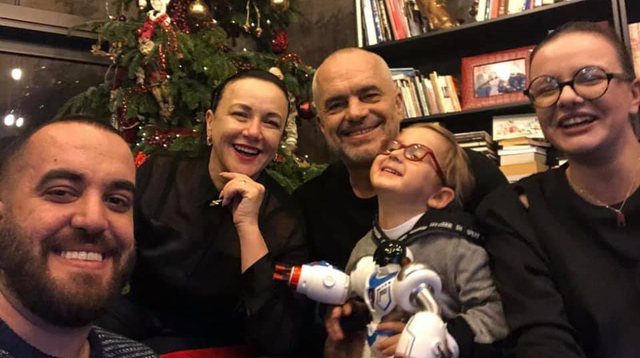 Çfarë pune bën babai?! Përgjigja e Zahos është epike