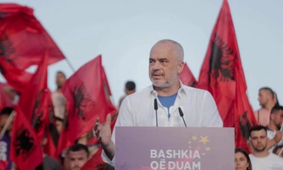 Lularët dhe monarët në Durrës”: Rama Ik! Rama “i dëgjon” në mes të fjalimit: Nuk do i’ua prish… Lularët dhe monarët në Durrës”: Rama Ik! Rama “i dëgjon” në mes të fjalimit: Nuk do i’ua prish…