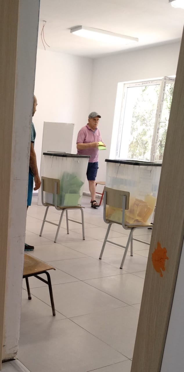 FOTO/ Artisti i Popullit Robert Ndrenika voton për Tiranën, për Shqipërinë FOTO/ Artisti i Popullit Robert Ndrenika voton për Tiranën, për Shqipërinë